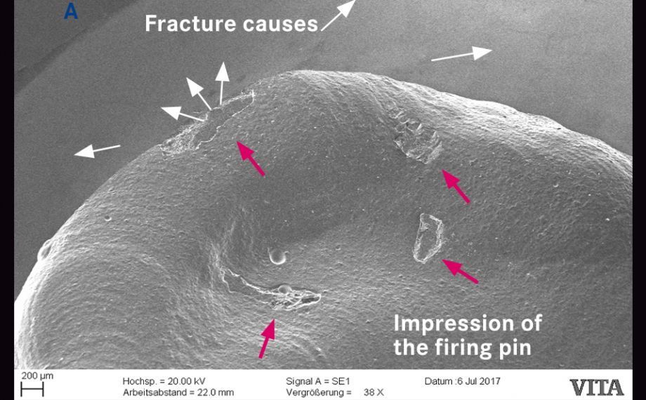 Fig.2c: The detailed view in the SEM shows the impression of the firing pin and the cause of the fracture.