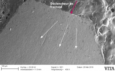 Fig. 1c : La vue de détail dans le REM montre la partie de l’armature séparée comme élément déclencheur de la fracture.