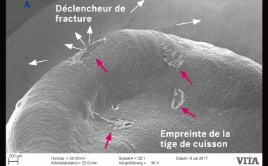 Fig. 2c : La vue de détail dans le MEB montre l’empreinte de la tige de cuisson et celle du déclencheur de fracture.